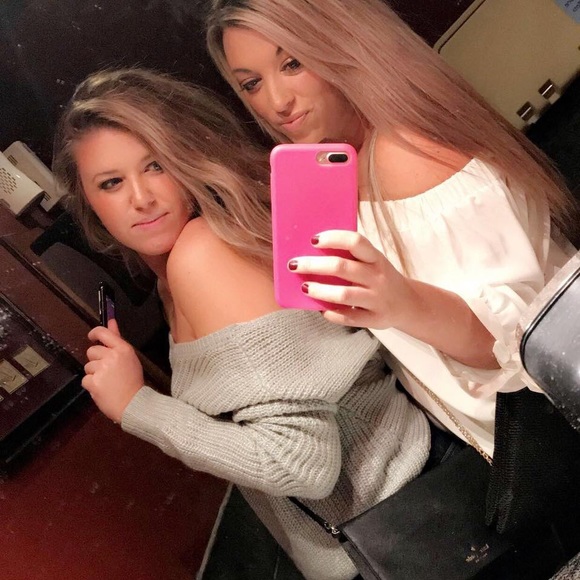 Meet your Poshers, Keri & Stacy - Picture 2 of 3